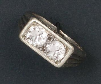 null Bague en platine cannelé ornée de deux diamants de taille ancienne. Poids des...