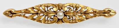 null Broche barrette en or jaune ciselé ornée d?une perle. P. 6,2g