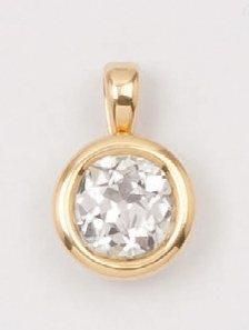 null Pendentif en or jaune orné d?un diamant taillé en brillant pesant 1,75 ct environ....