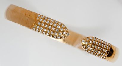 CHAUMET «Plume»: Collier rigide ouvert en or jaune orné de 84 diamants taillés en...