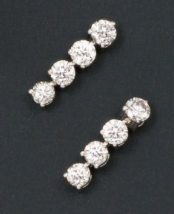 null Paire de pendants d?oreilles en or gris ornés chacun de quatre diamants taillés...