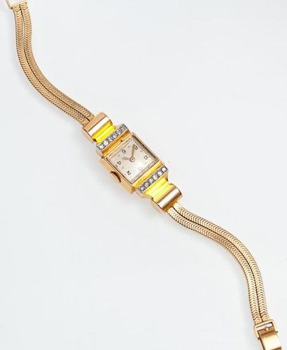 null Bracelet montre en or jaune, la lunette sertie de diamants taillés en brillant....