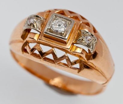 null Bague en or rose ajouré ornée de trois diamants. Vers 1950. P. 3,7g
