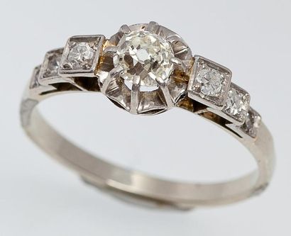 null Bague en platine et or gris ornée d?un diamant taillé en brillant bordé de diamants...
