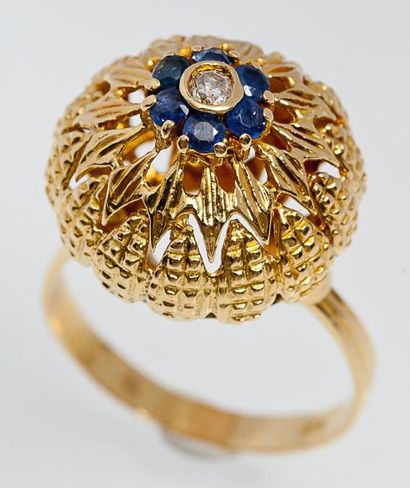 null Bague «Boule» en or jaune ajouré ornée d?un diamant dans un entourage de saphirs....