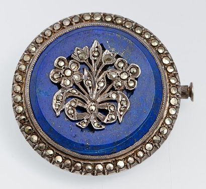 null Broche «ronde» en argent et lapis-lazuli à décor de fleurs sertis de marcassite....