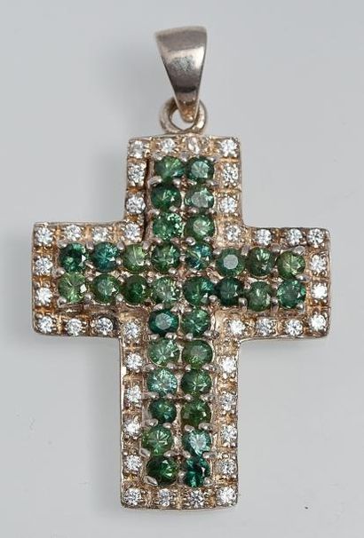 null Pendentif «Croix» en argent orné de pierres vertes et blanches. P. 16g