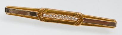 null Broche barrette en or de deux couleurs ornée de perles. P. 2g