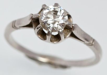 null Bague solitaire en or platine ornée d?un diamant taillé en brillant calibrant...