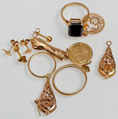 null Lot de bijoux et débris d?or: bague, boucle d?oreilles, médaille, anneaux etc......
