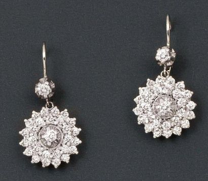 null Paire de boucles d?oreilles en or gris ornées chacune d?un diamant soutenant...