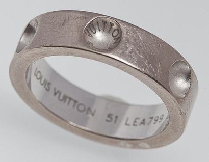 LOUIS VUITTON Alliance en or gris. Signée Louis Vuitton. Tour de Doigt 51. P. 7,...