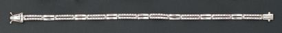 null Bracelet articulé en or gris sertis de diamants taillés en brillant. P. 15,...