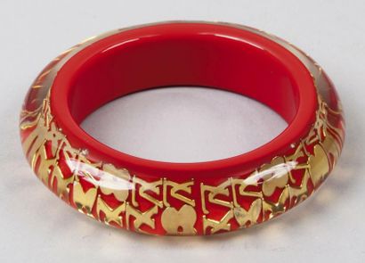 LOUIS VUITTON Bracelet jonc en plexiglas et composite rouge, orné d'inclusions figurant...