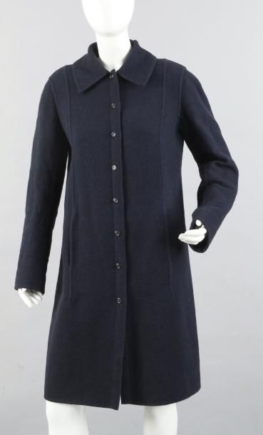 LOUIS VUITTON Manteau en angora et laine marine, petit col, simple boutonnage à huit...