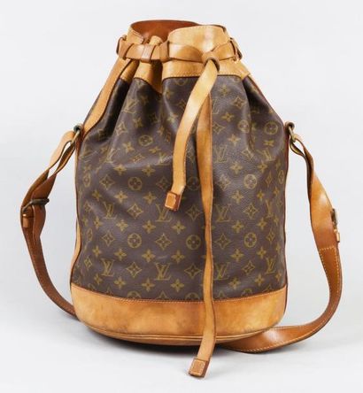 LOUIS VUITTON Sac à l'épaule en toile monogram et cuir naturel, fermeture par un...