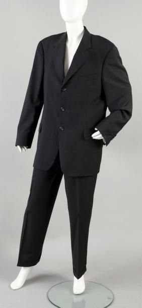 LOUIS VUITTON Costume en laine chinée grise, veste à col châle cranté simple boutonnage,...
