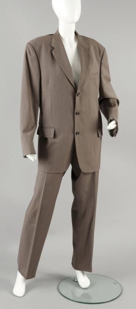LOUIS VUITTON Costume en laine chinée taupe, veste à col châle cranté, simple boutonnage,...