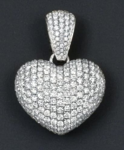 null Chaîne et important pendentif «Coeur» pavé de diamants taillés en brillant.Poids...