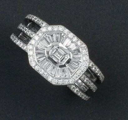 null Bague en or gris ornée d?un diamant de taille émeraude dans un entourage de...