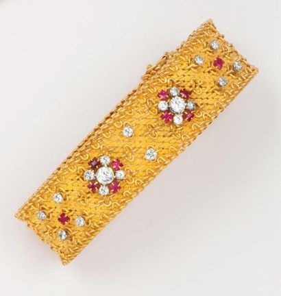 null Bracelet souple en or jaune orné de deux motifs sertis de diamants et de rubis...