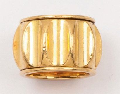null Large anneau mobile en or jaune godronné. Vers 1950. Tour de doigt: 53-54. P....