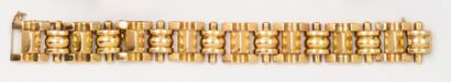 null Bracelet «TANK» en or jaune 14k godronné. Vers 1950. P. 61,2g