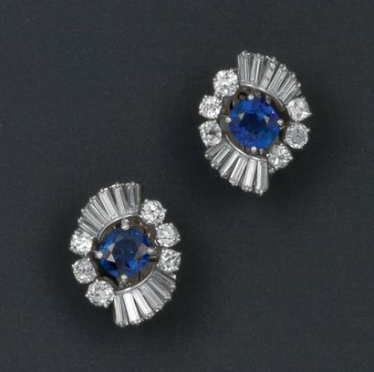 BOUCHERON Paire de clips d?oreilles en platine ornés chacun d?un saphir ovale dans...