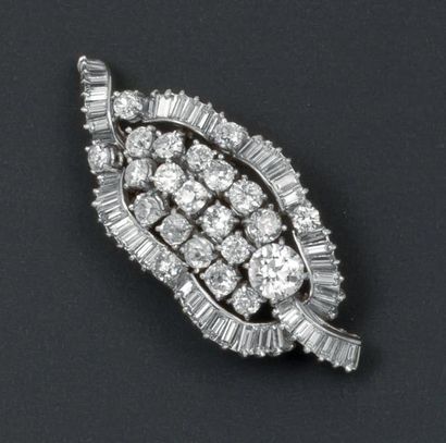 BOUCHERON Broche «Feuille» en platine et or gris entièrement sertie de diamants taillés...