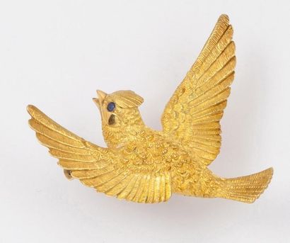 HERMES Broche «Oiseau» en or jaune, l?oeil serti d?un saphir. Signée Hermès - Paris...