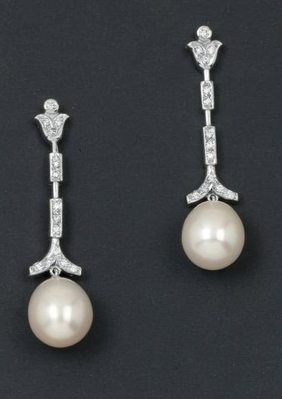 null Paire de pendants d?oreilles en or gris ornés de fleurs de Lotus serties de...