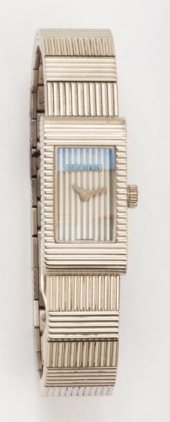 BOUCHERON Bracelet montre de dame en or gris cannelé, cadran gris, mouvement à quartz....