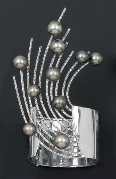 null Important bracelet «Manchette» en or gris orné de lignes serties de diamants...