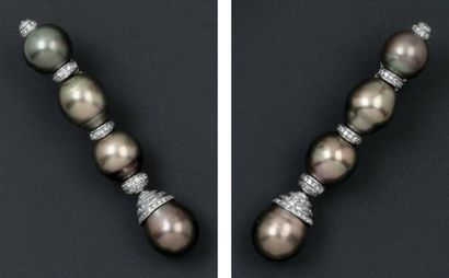 REPOSSI Paire de pendants d?oreilles en or gris ornés chacun de quatre perles de...