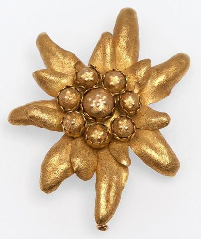 null Broche «Fleur» en or jaune guilloché. P. 22,8g