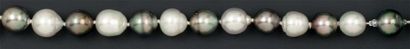 null Collier de trente six perles de culture baroques grises de Tahiti et blanches...