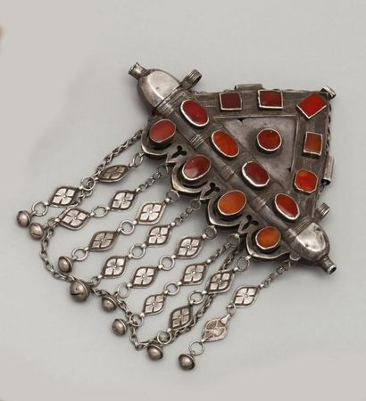 null Grand pendentif porte-amulette triangulaire turkmène orné de quatorze cabochons...