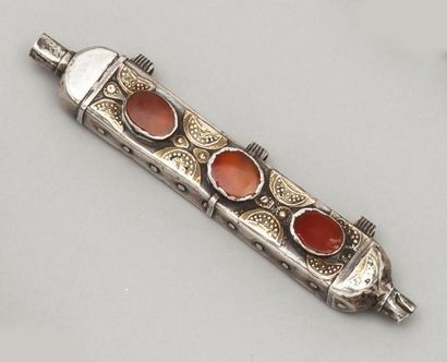 null Long pendentif porte-amulette turkmène avec trois cabochons de cornaline. Asie...