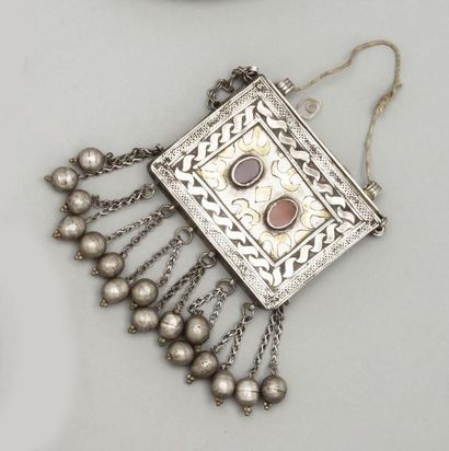 null Pendentif porte-amulette rectangulaire turkmène en argent à décor de palmettes...