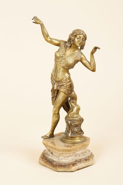 FATTORI Danseuse orientale, près d'un pot à feu Epreuve en bronze doré, signée sur...
