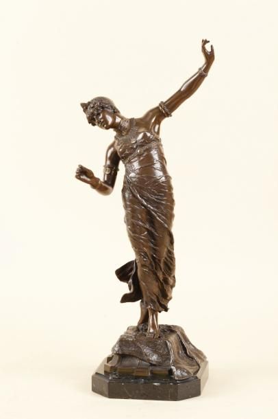 Franz ROSSE (D'après) (1858-1900) La danse de l'odalisque Epreuve en bronze patiné...