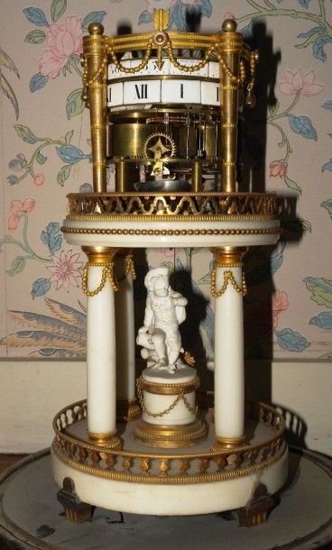 null PENDULE A CADRAN TOURNANT en forme de temple, en marbre blanc et bronze doré,...