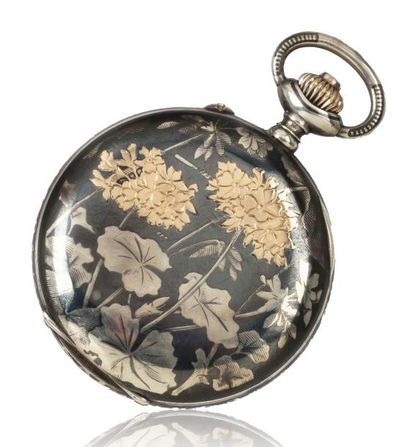 ANONYME N°1914 vers 1920 Chronographe de poche en argent niéllé à décor de fleurs....