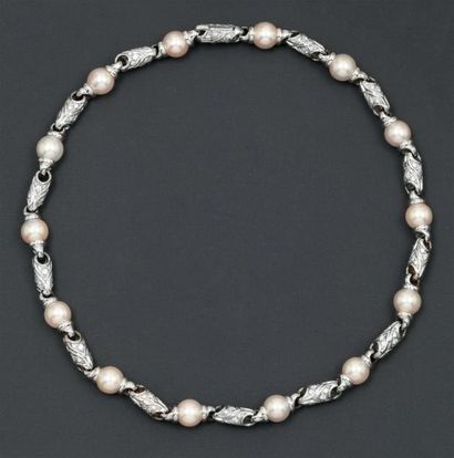 BULGARI Collier articulé en or gris orné de perles de culture alternées de motifs...