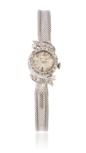 JAEGER LECOULTRE Vers 1950 Montre bracelet de dame ronde en or blanc. Lunette et...