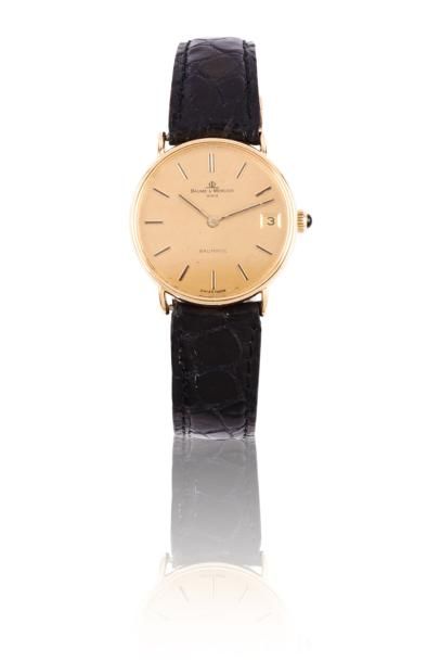 BAUME & MERCIER 504017 vers 1960 Montre bracelet ronde en or. Cadran or avec dateur...