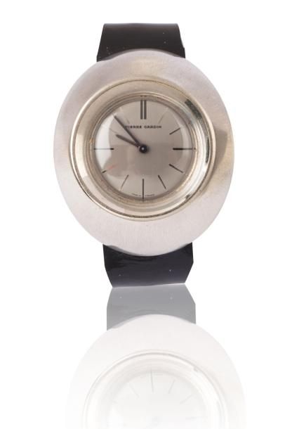 PIERRE CARDIN VERS 1970 Grande montre bracelet en métal chromé. Cadran argent. Mouvement...