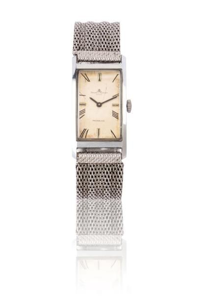 BAUME ET MERCIER VERS 1940 Montre bracelet rectangulaire en métal chromé. Cadran...