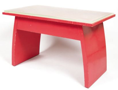 null Table basse japonisante de forme rectangulaire en bois laqué rouge recevant...