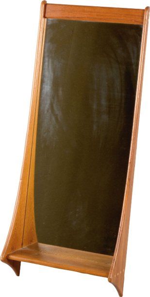 TRAVAIL SCANDINAVE - vers 1960 Miroir rectangulaire en bois clair. Haut. : 111 cm....